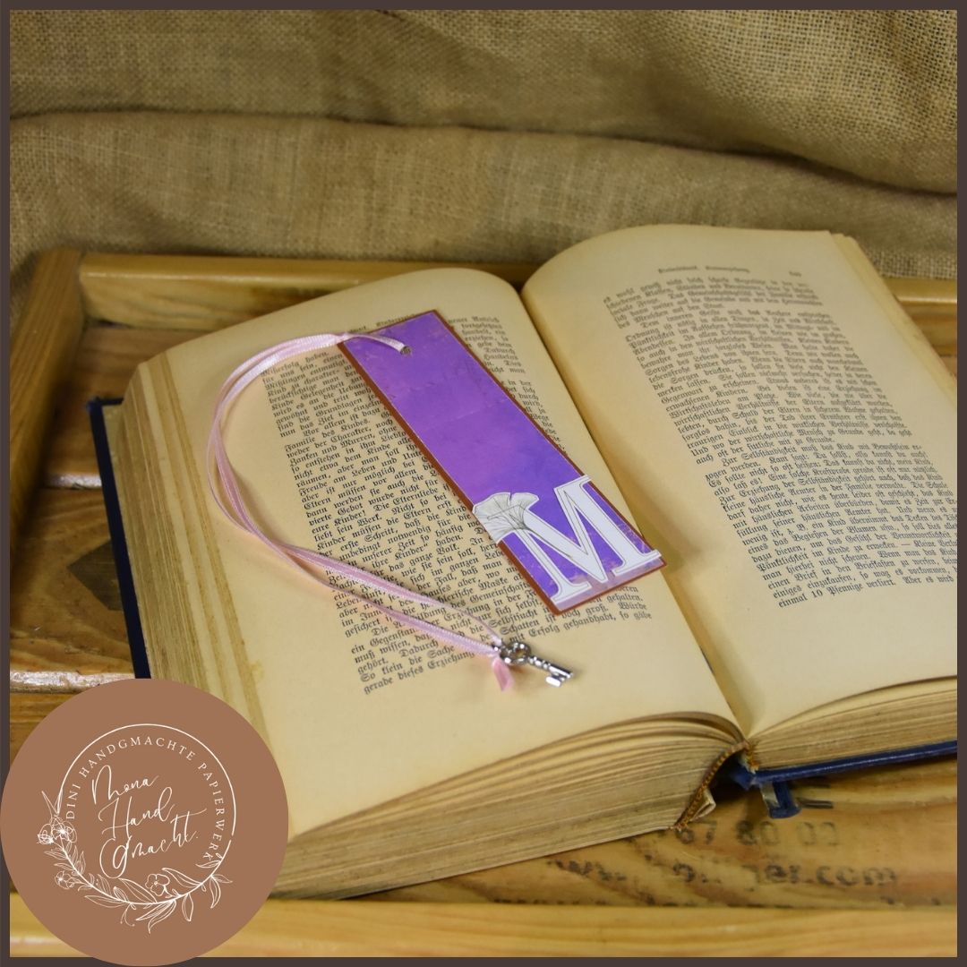 Buchstaben M | Violet | Lesezeichen | Schlüsselanhänger